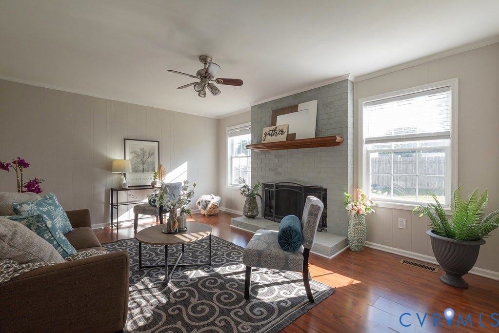 Great flex space for second living area, office, bedroom 4, exercise area... let your immagination run wild!