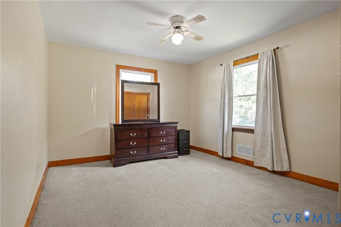 9834 N Wagstaff Circle, Mechanicsville, VA 23236 Neutral-toned carpeting, wood-trimmed window, and central ceiling fan with integrated lighting