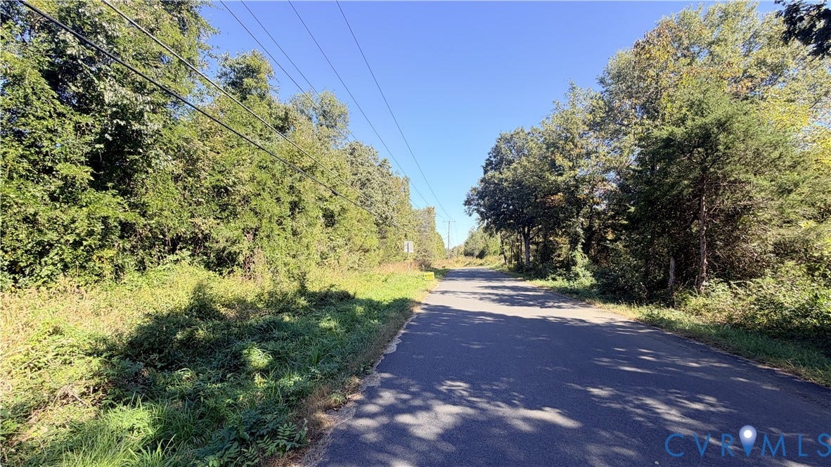 13200 Farmview Road, Farmveiw Rd, Triangle, VA 20181 Paved road access flanked by dense mature vegetation and established trees