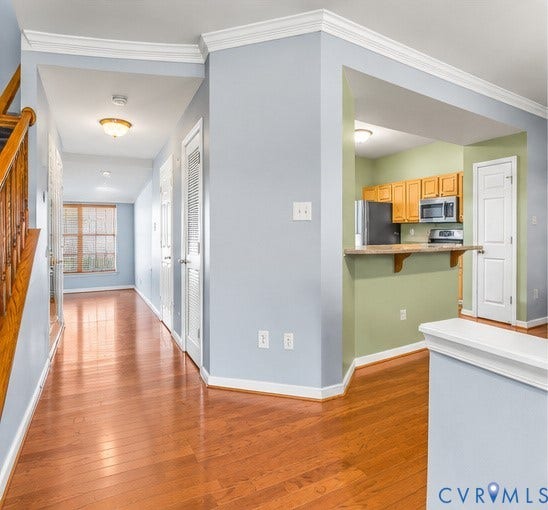 958 Wellston Court, Henrico, VA 23059 Wood-finish flooring, crown molding, kitchen with a peninsula counter, wood cabinetry, and recessed lighting