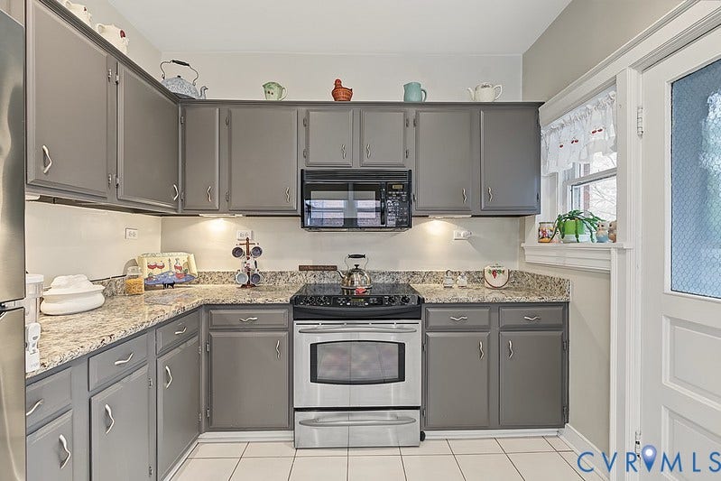 2923 Monument Avenue, #U2, Museum District, Richmond, VA 23221 Electric SS GE Profile oven with microwave above.