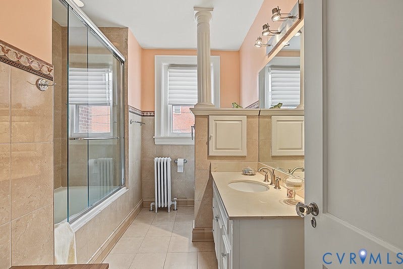 2923 Monument Avenue, #U2, Museum District, Richmond, VA 23221 Hall bath with shower and tub.