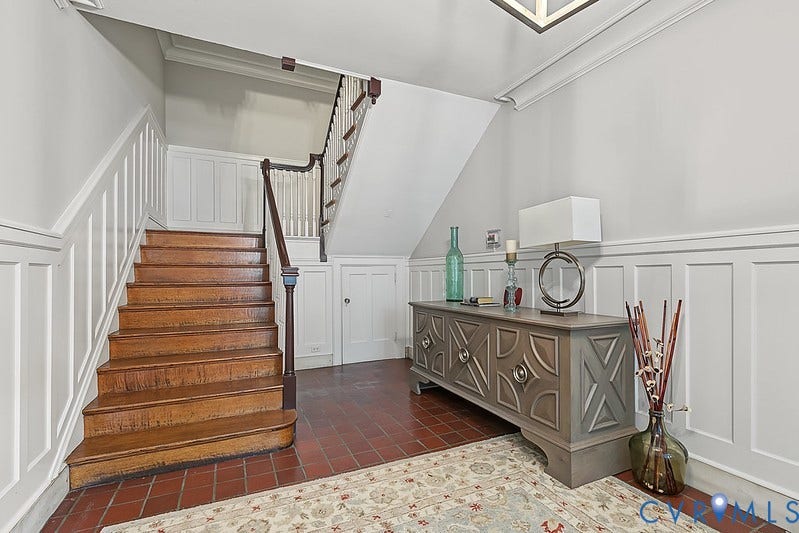 2923 Monument Avenue, #U2, Museum District, Richmond, VA 23221 First floor entrance foyer.