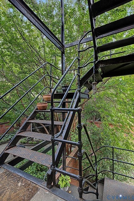 2923 Monument Avenue, #U2, Museum District, Richmond, VA 23221 Rear staircase.