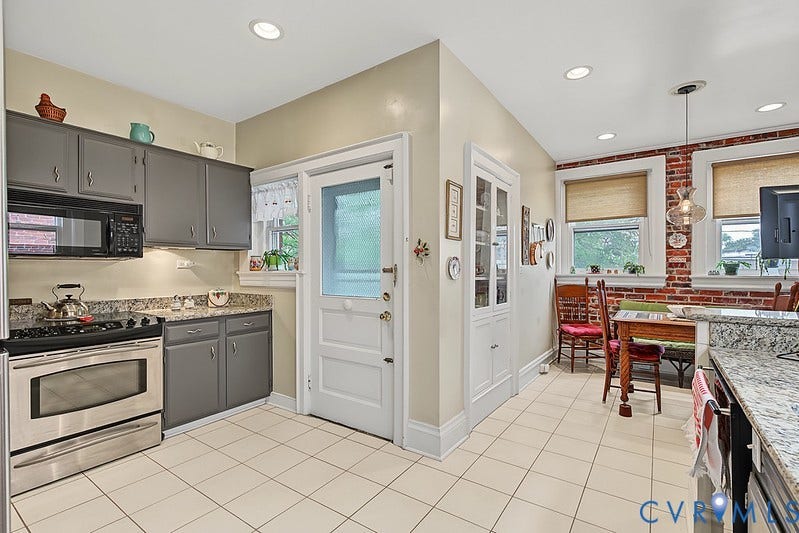 2923 Monument Avenue, #U2, Museum District, Richmond, VA 23221 KItchen with Stainless appliances, white tile floor and granite countertops.