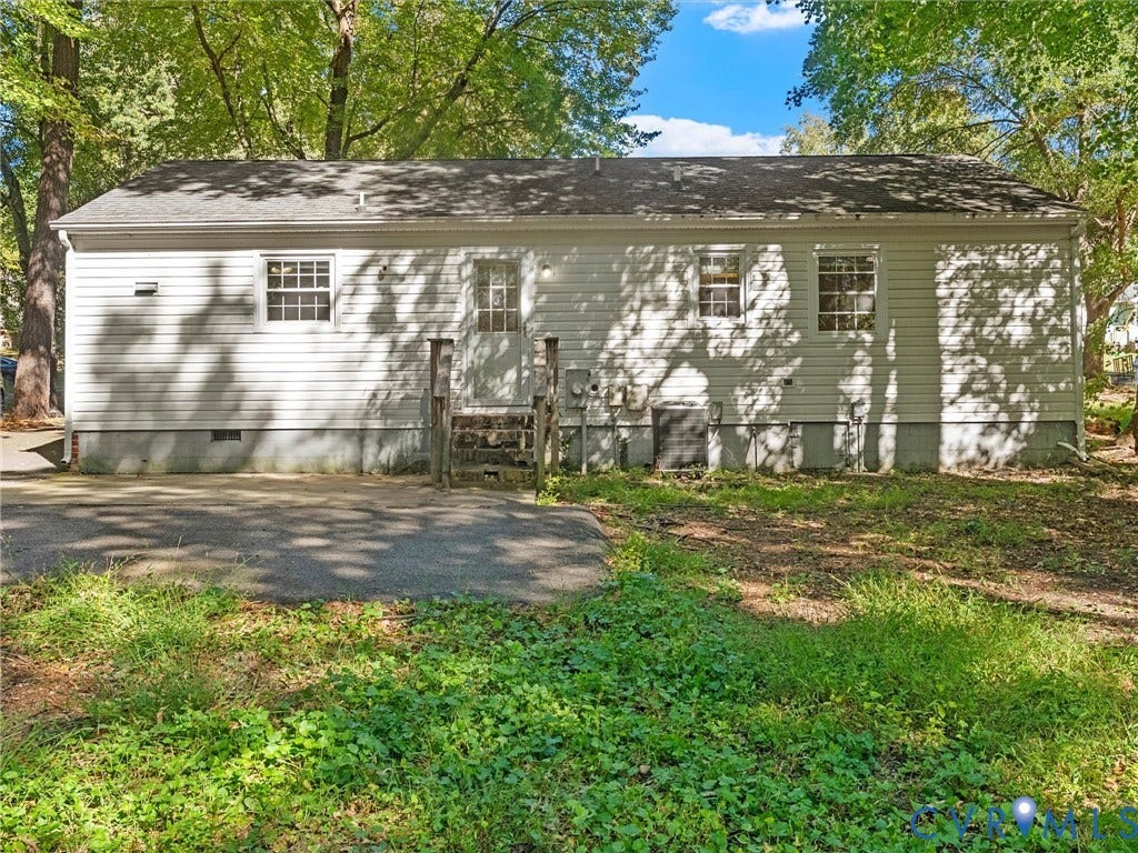 8708 Rainwater Road, Huntingcreek Hills, North Chesterfield, VA 23237 Single-story residence featuring light-colored horizontal siding, a pitched roof, multi-pane windows, and a paved parking area