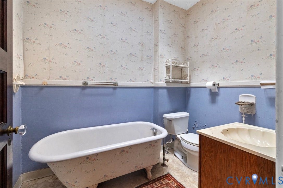 210 W Graham Road, Richmond, VA 23222 Full bathroom.
