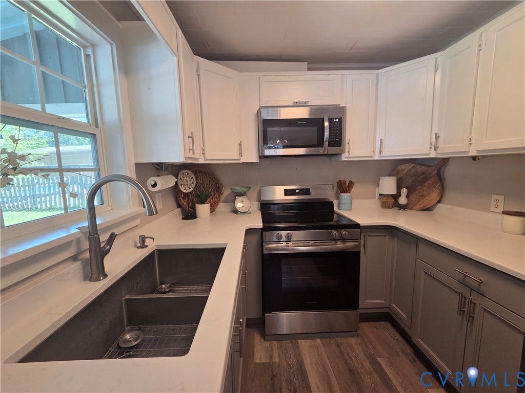 7620 Cypress Drive, Lanexa, VA 23089 Kitchen featuring two-tone shaker cabinetry, quartz countertops, stainless steel appliances, dual-basin undermount sink with a gooseneck faucet, and wood-finish flooring