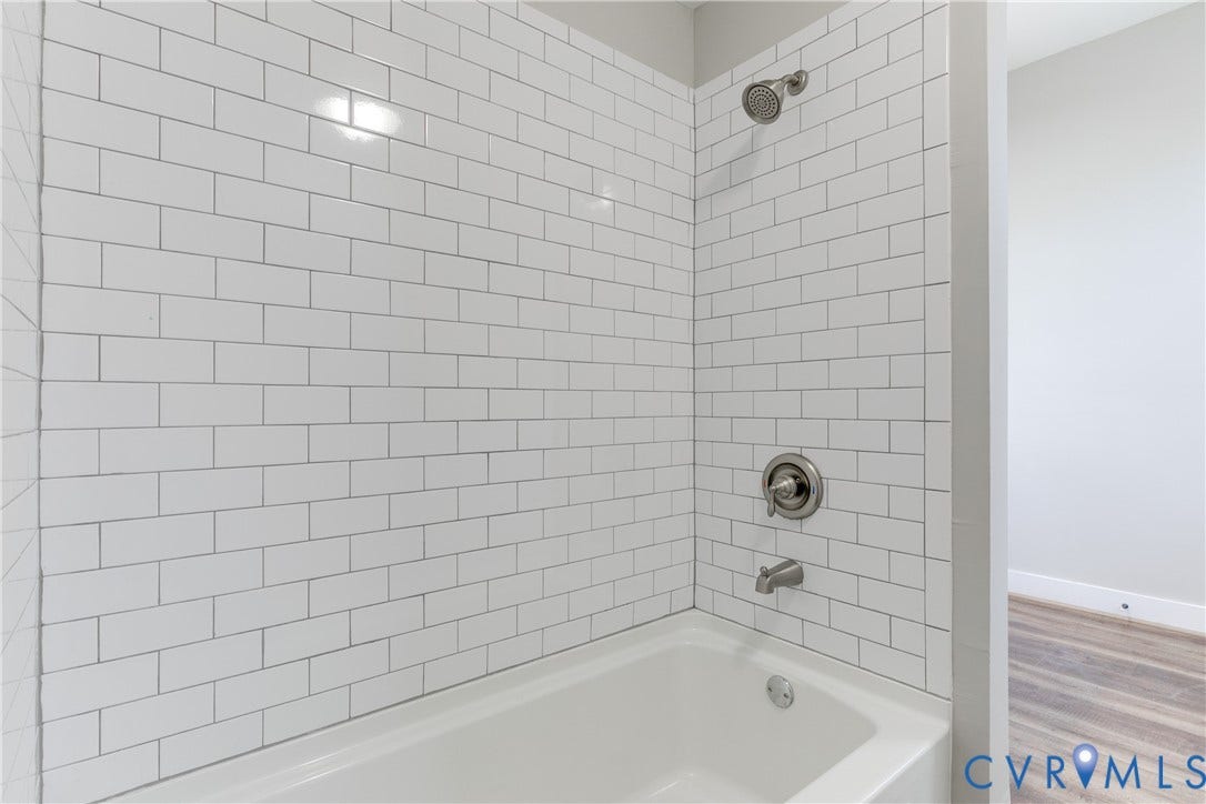 620 Chimborazo Boulevard, Church Hill, Richmond, VA 23223 Full-height white subway tile surround, integrated soaking tub, and brushed nickel shower fixtures