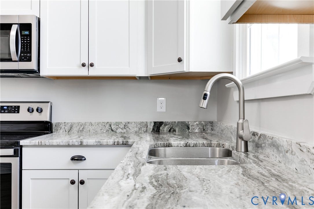 620 Chimborazo Boulevard, Church Hill, Richmond, VA 23223 Shaker-style white cabinetry, natural stone countertops, stainless steel dual-basin under-mount sink, high-arc pull-down kitchen faucet, and stainless steel appliances
