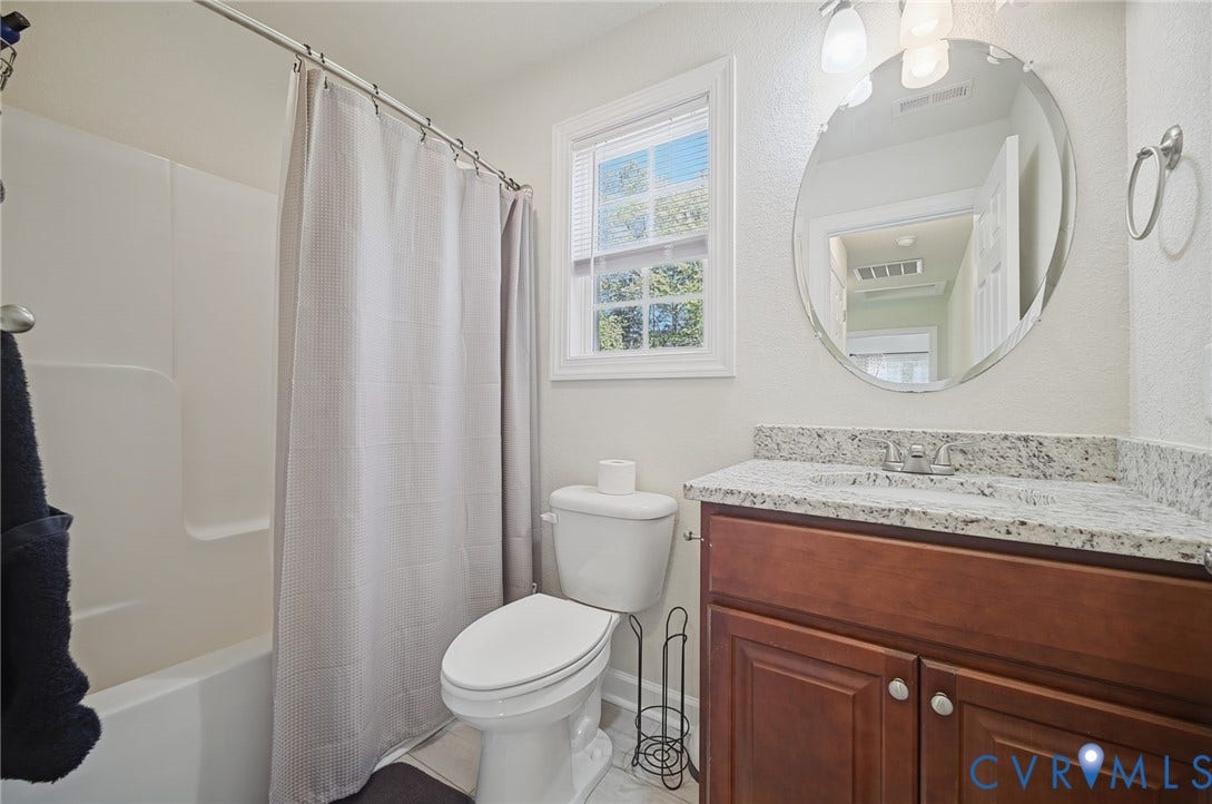 2nd level hall full bath