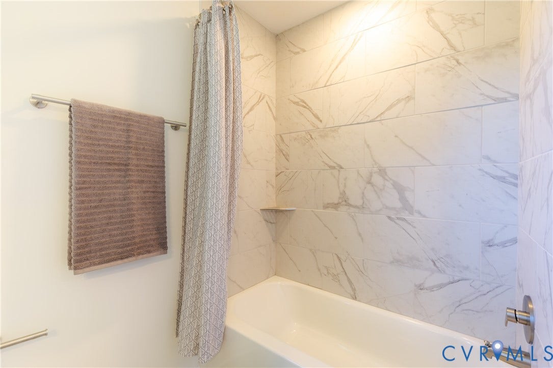 2213 W City Point Road, Hopewell, VA 23860 Full bath with tiled tub surround