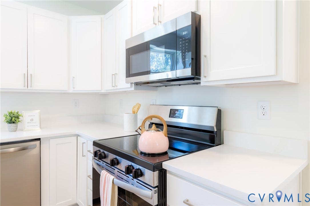 2213 W City Point Road, Hopewell, VA 23860 Electric range and microwave