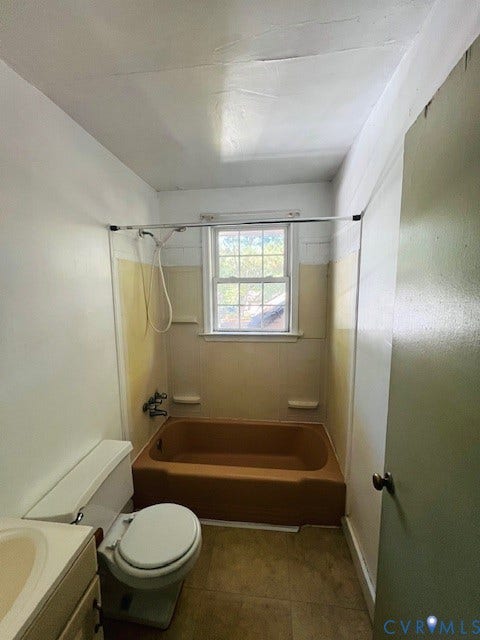1525 Circle Drive, Petersburg, VA 23803 Bathroom featuring a single-basin vanity, a standard porcelain toilet, and a bathtub with a shower head and integrated surround