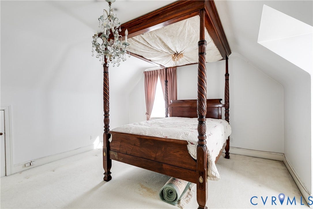 1406 Wentbridge Road, Richmond, VA 23227 Vaulted ceiling room featuring a multi-tiered crystal chandelier and wall-to-wall carpeting