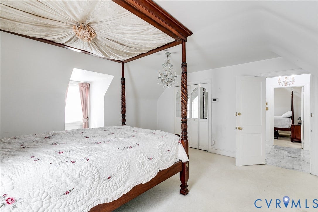 1406 Wentbridge Road, Richmond, VA 23227 Vaulted ceilings featuring a dormer window, closet with mirrored doors, and a crystal chandelier