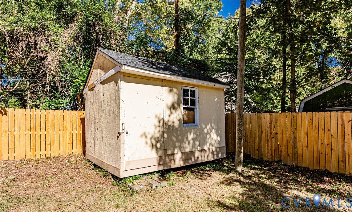 710 La Von Drive, Henrico, VA 23227 Detached storage structure featuring a gable roof, wood-composite siding, single window with muntins, and a privacy wood fence