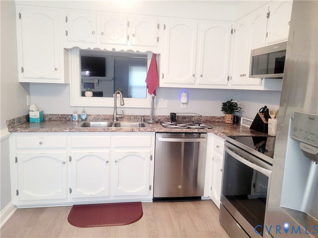 320 Middle Oaks Drive, Middle Oaks, Chesapeake, VA 23322