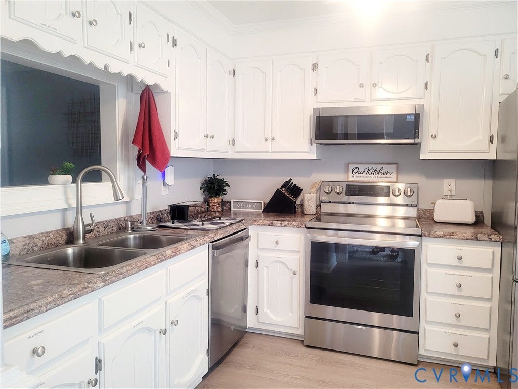 320 Middle Oaks Drive, Middle Oaks, Chesapeake, VA 23322