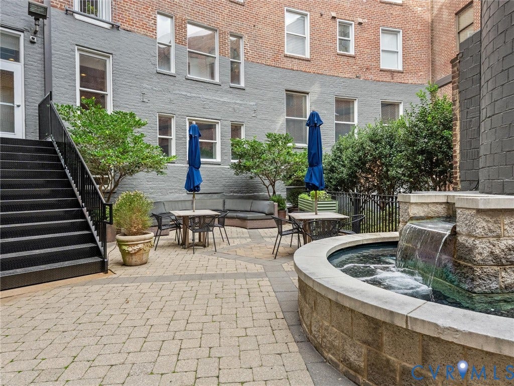 413 Stuart Circle, #3B, Historic Fan District, Richmond, VA 23220 Community space: Center gated courtyard with water feature.