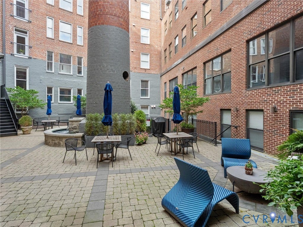 413 Stuart Circle, #3B, Historic Fan District, Richmond, VA 23220 Community space: Center gated courtyard with water feature.