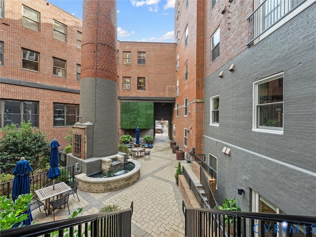 413 Stuart Circle, #3B, Historic Fan District, Richmond, VA 23220 Community space: Center gated courtyard with water feature.