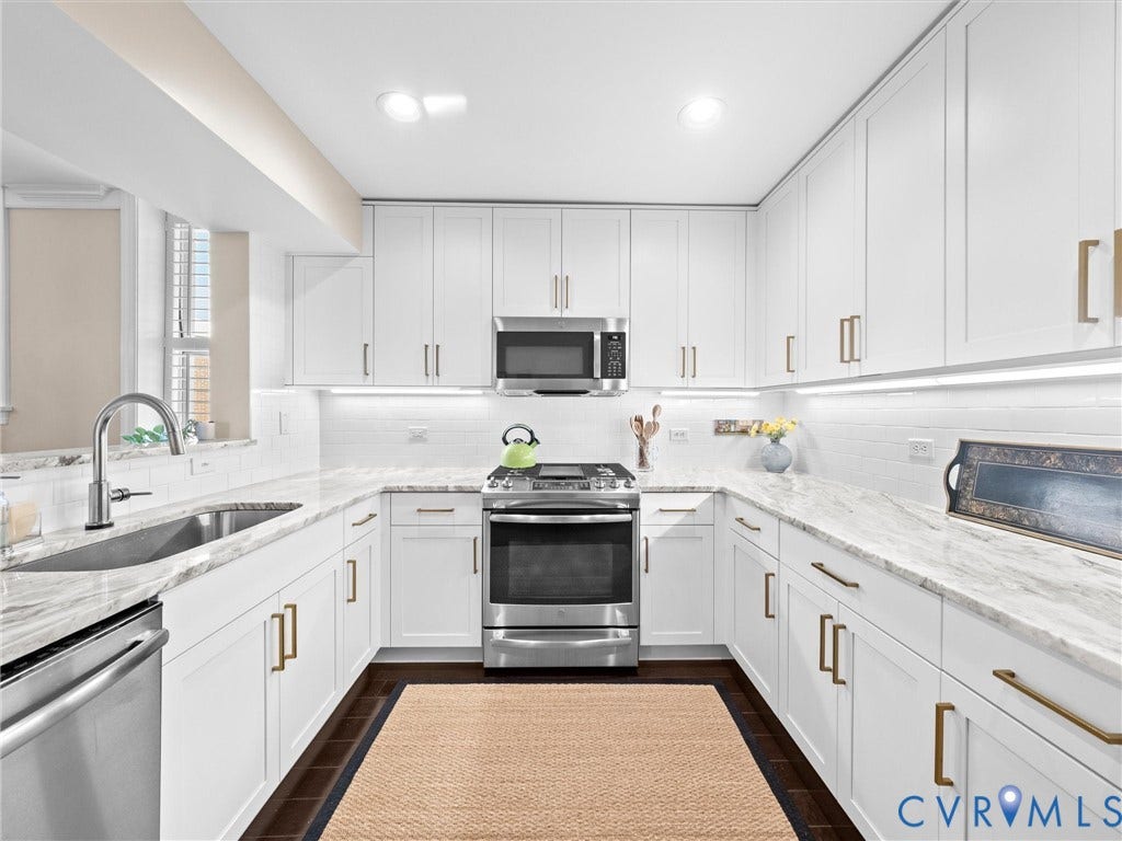 413 Stuart Circle, #3B, Historic Fan District, Richmond, VA 23220 Kitchen has granite counter, GE appliances including gas cooking.