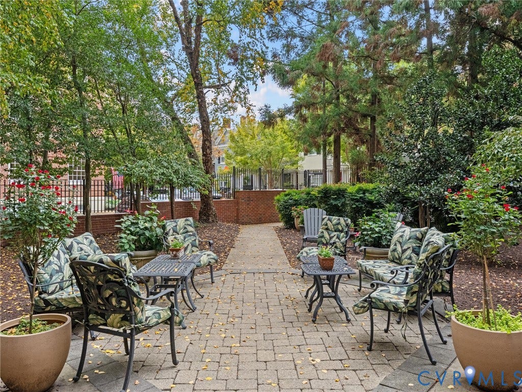 413 Stuart Circle, #3B, Historic Fan District, Richmond, VA 23220 Gated courtyard along West Avenue.
