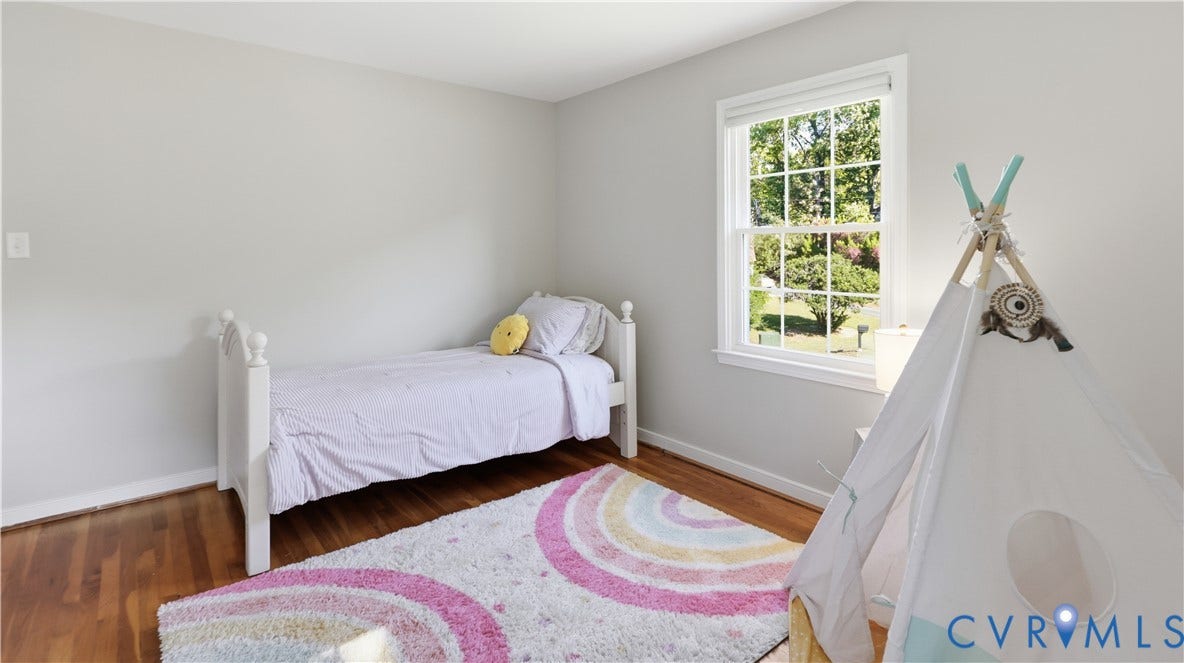 10010 Cheyenne Court, Richmond, VA 23235 Neutral wall finishes, wood-finish flooring, and a multi-pane double-hung window