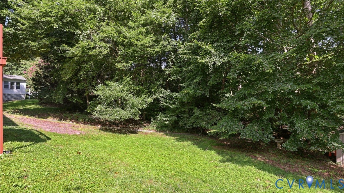 10208 Claybar Trail, Chesterfield, VA 23236 Expansive backyard featuring a grass lawn and mature perimeter trees