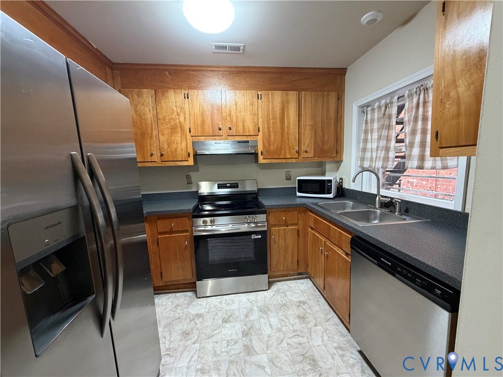 2030 Monument Avenue, #1, Richmond, VA 23220 Fully equipped kitchen!