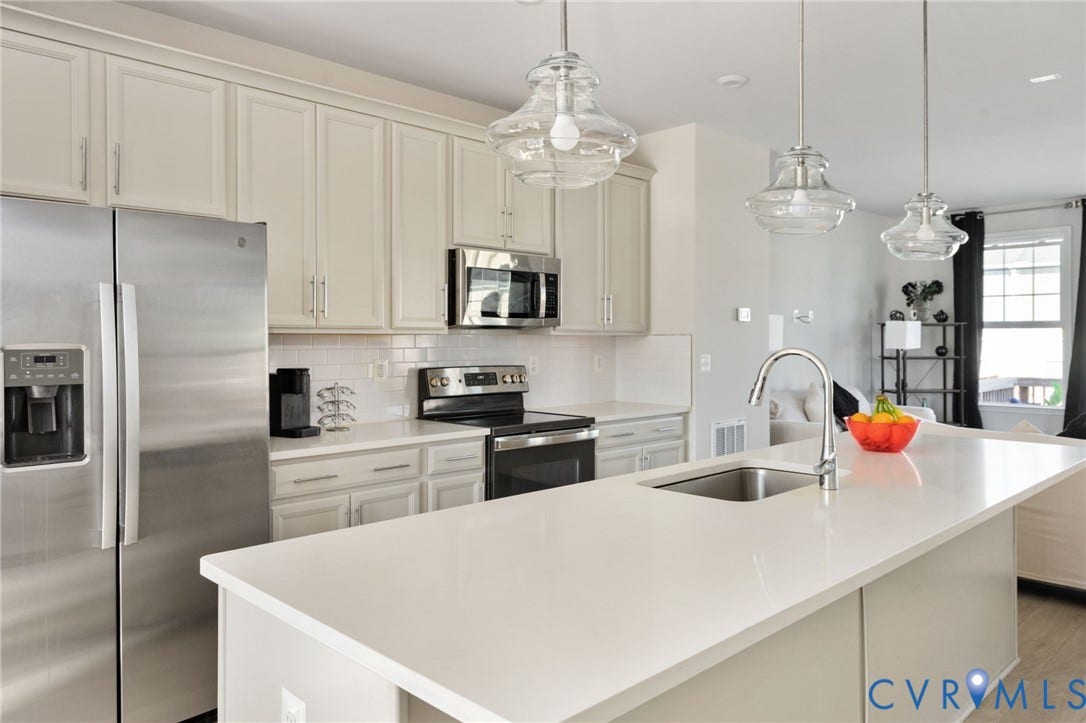 640 Rivanna Hill Road, Glen Allen, VA 23060 Generous counter space, ample cabinetry, and stainless steel GE appliances make this kitchen as functional as it is inviting, with a large island overlooking the living area.