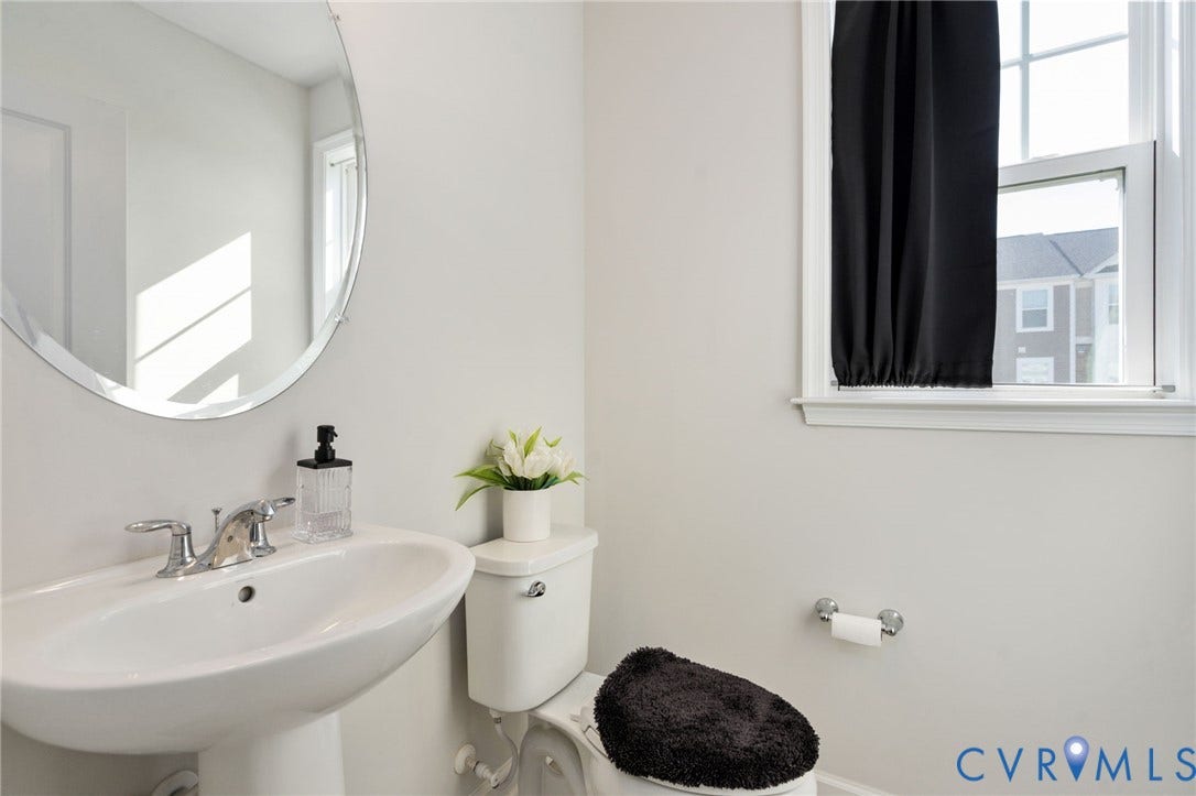 640 Rivanna Hill Road, Glen Allen, VA 23060 Conveniently located off the first-floor bonus room, this half bath features a pedestal sink and neutral finishes.