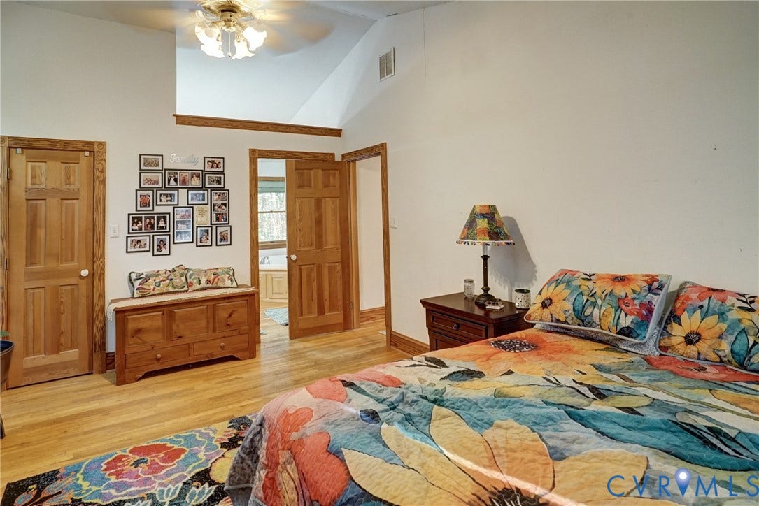 2180 Gum Drive, Smokey Hollow, Manakin Sabot, VA 23103 Huge Primary Bedroom w/Hardwood Floors, Vaulted Ceiling, Walk-In Closet w/Built-In Organizers