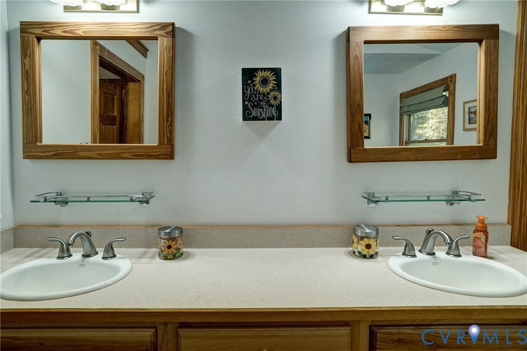 2180 Gum Drive, Smokey Hollow, Manakin Sabot, VA 23103 Doble Vanities in Primary Bath