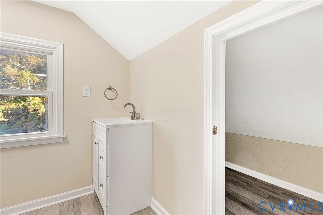 Second floor en-suite full bath
