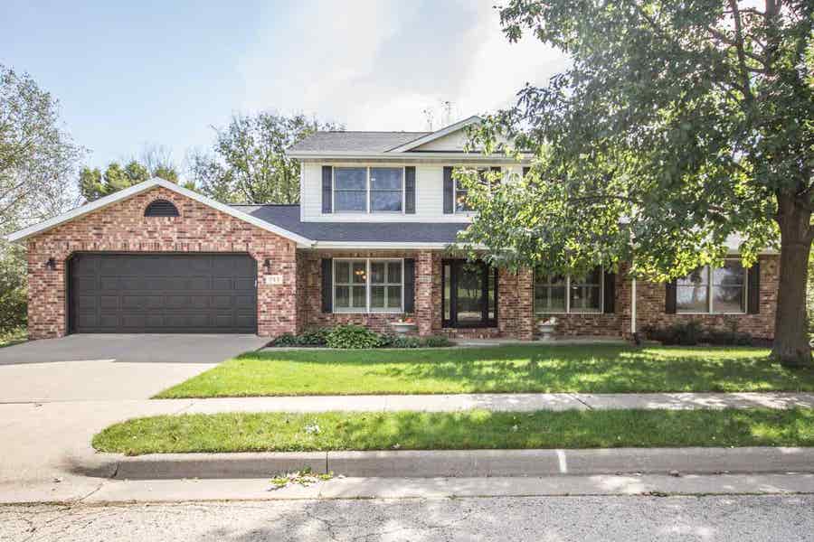 Property photo for 733 Thornwood Drive, Dubuque, IA