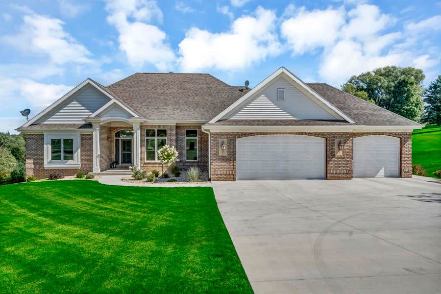 Property photo for 14235 Heatherwood Court, Dubuque, IA