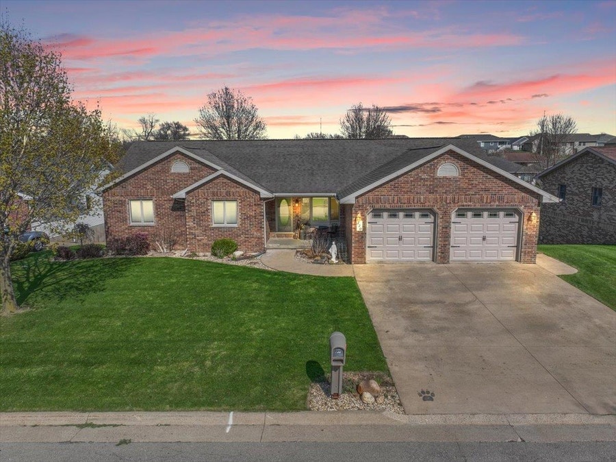 Property photo for 730 N Willow Ridge, Peosta, IA