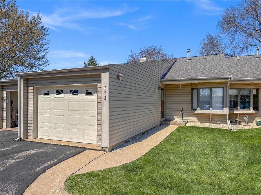 Property photo for 2824 Oak Meadow Court, Dubuque, IA