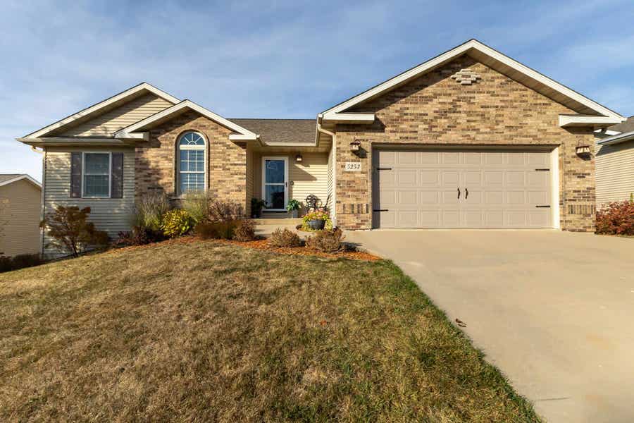 Property photo for 5253 Park Place, Dubuque, IA