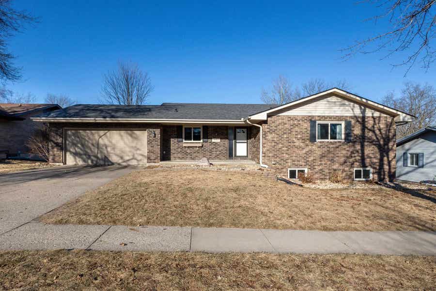 Property photo for 3107 Spring Valley Road, Dubuque, IA
