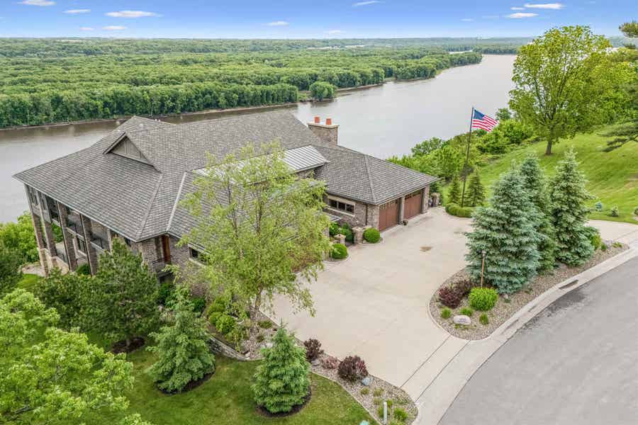 Property photo for 1025 Carmel Drive, Dubuque, IA