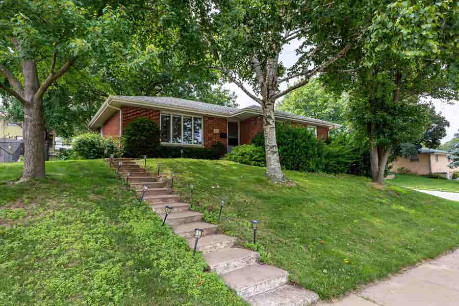 Property photo for 1891 Avalon Road, Dubuque, IA
