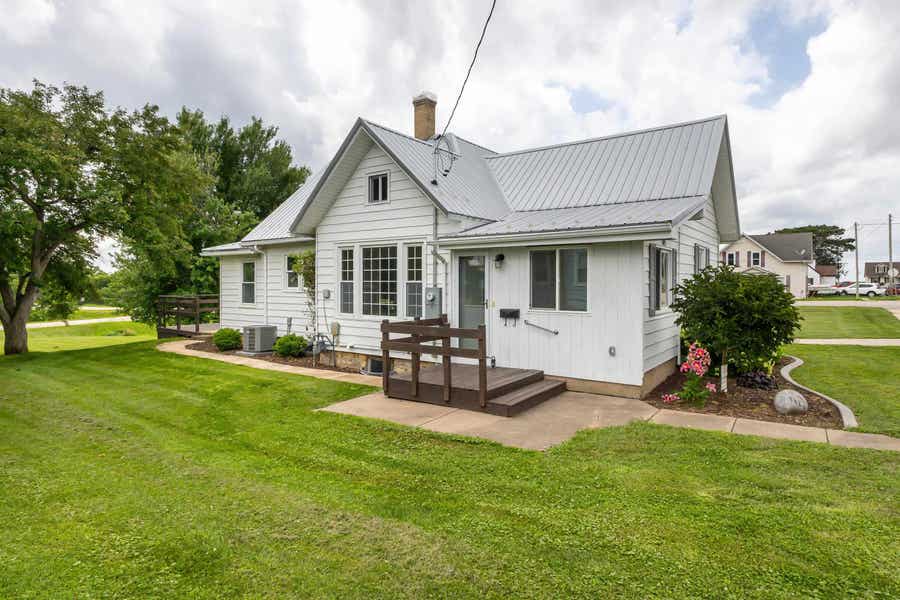 Property photo for 105 W Benton Street, Andrew, IA