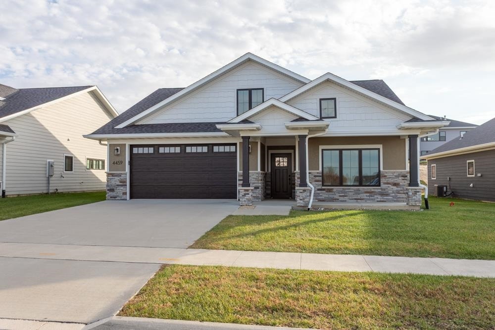 4459 Ewing Drive, Dubuque, IA 52002 4459 Ewing Drive, Dubuque, IA 52002