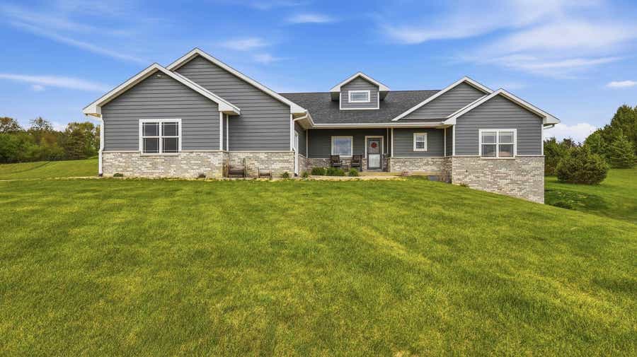 Property photo for 16392 Country View Court, Dubuque, IA