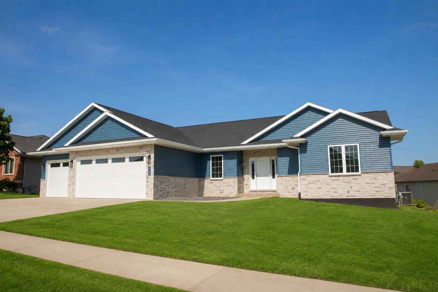 2282 Helle Drive, Asbury, IA 52002 2282 Helle Drive, Asbury, IA 52002
