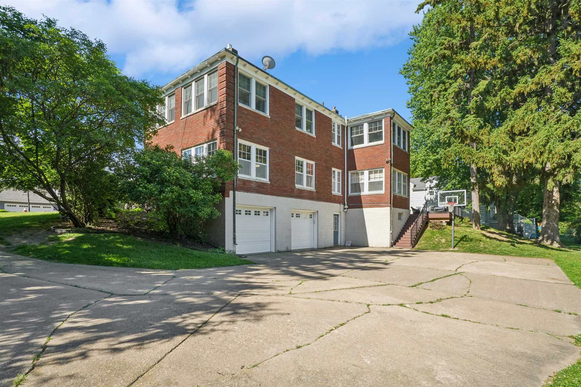 1430 S Grandview Avenue, Dubuque, IA 52003 1430 S Grandview Avenue, Dubuque, IA 52003