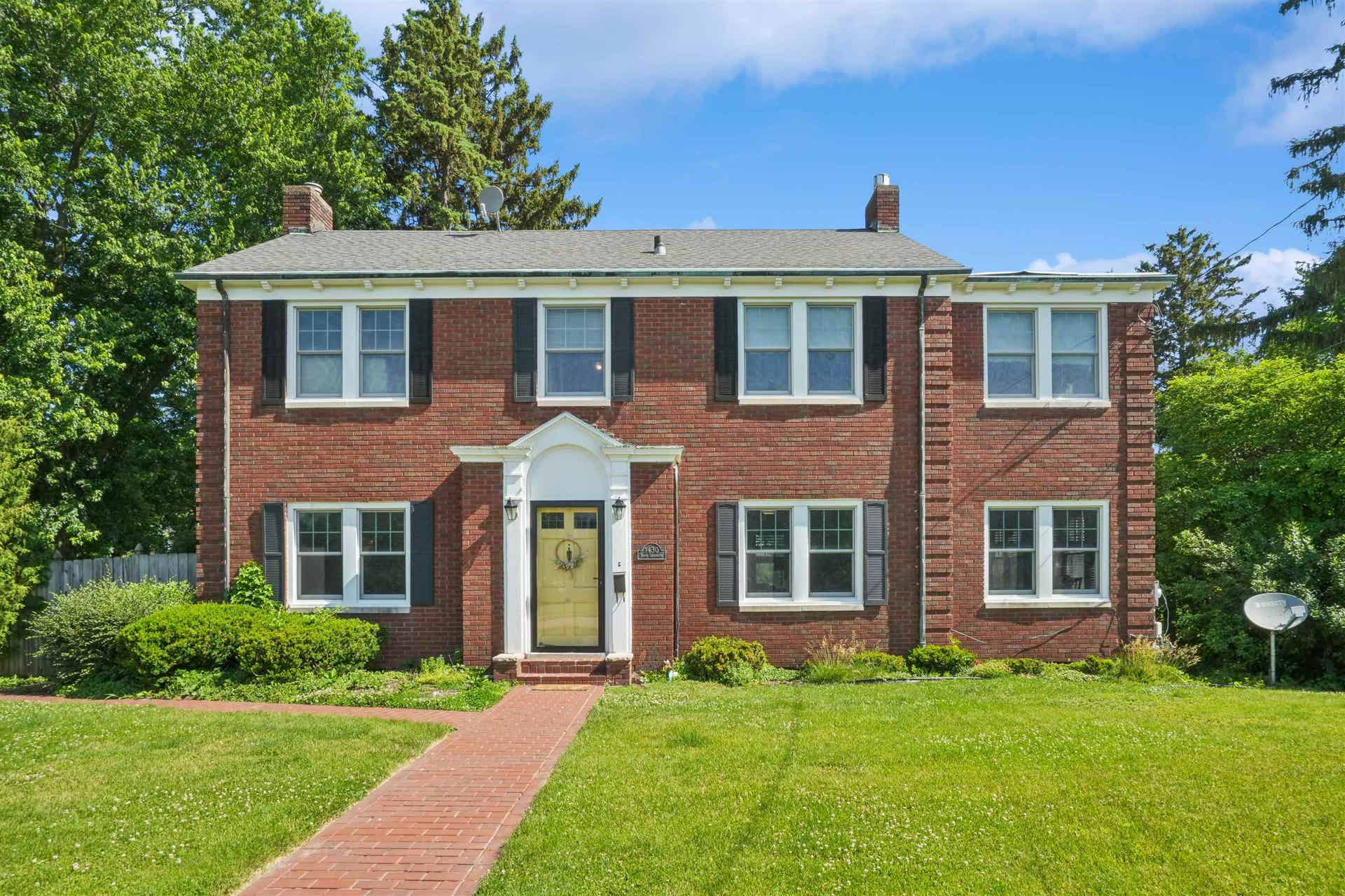 1430 S Grandview Avenue, Dubuque, IA 52003 1430 S Grandview Avenue, Dubuque, IA 52003